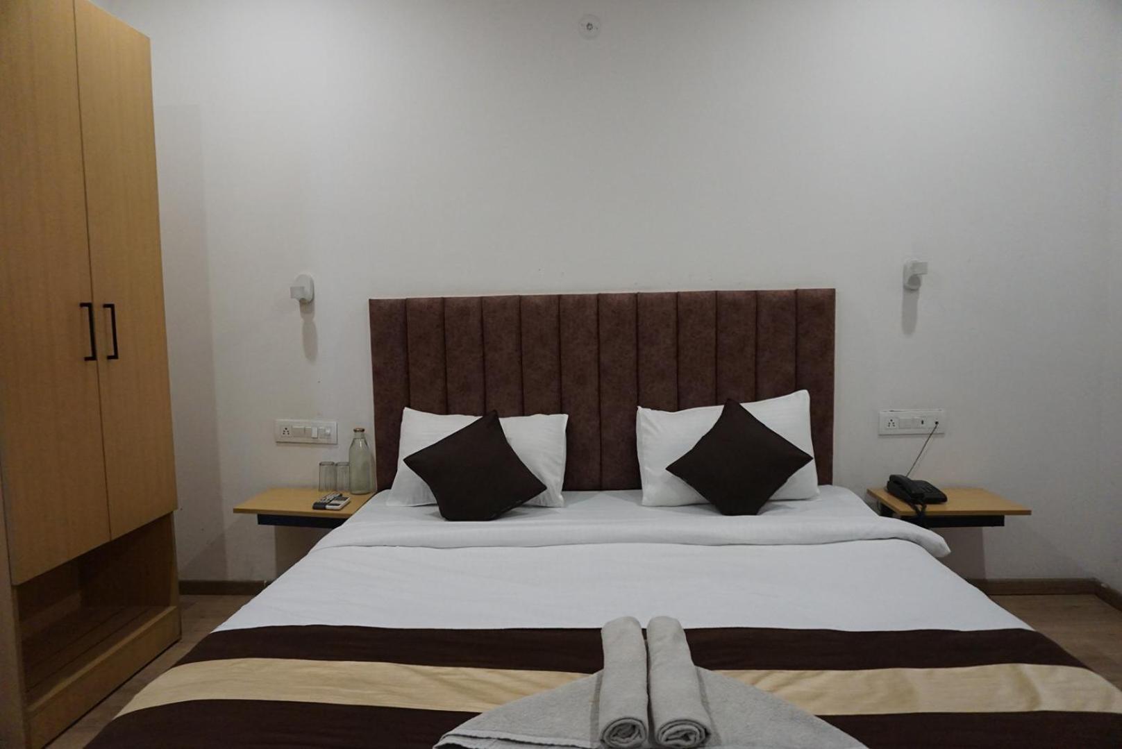 Tipsyy Inn 018 Гургаон Екстериор снимка