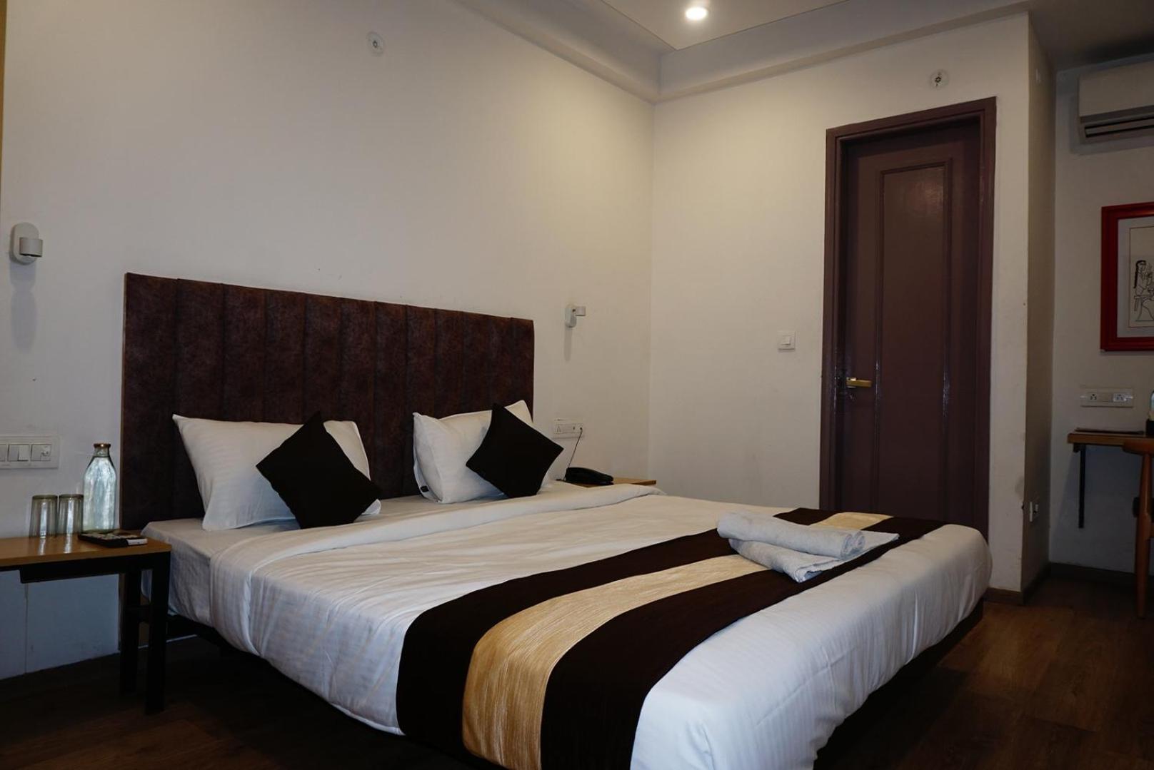 Tipsyy Inn 018 Гургаон Екстериор снимка