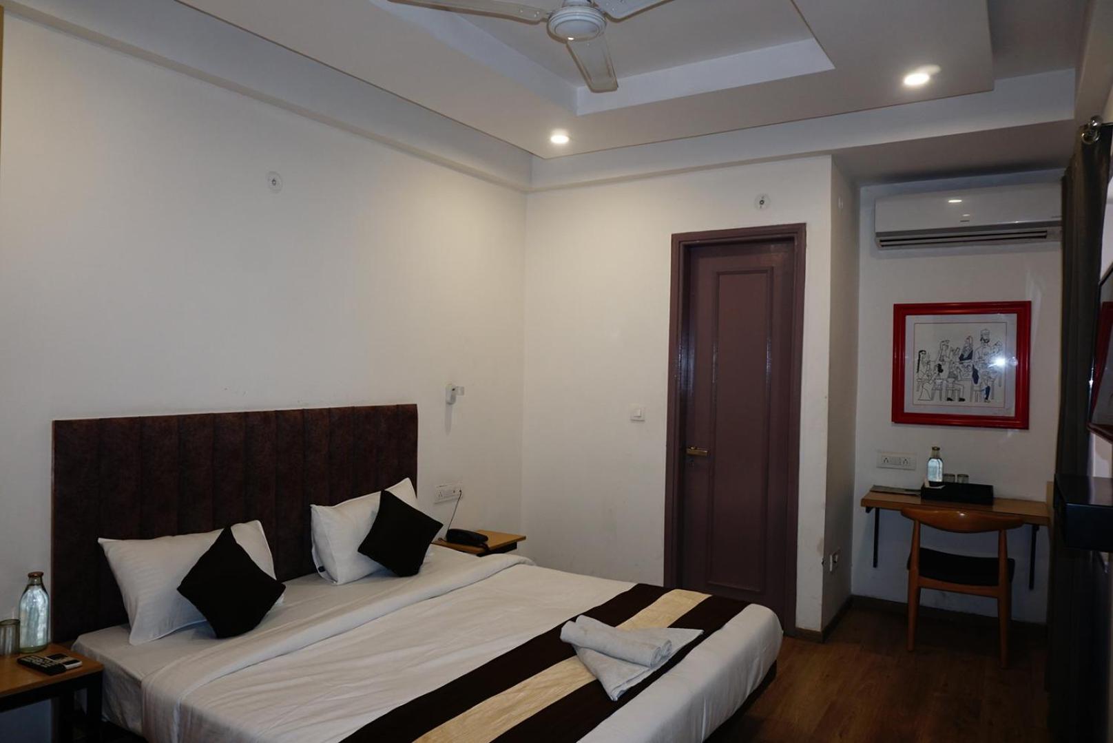 Tipsyy Inn 018 Гургаон Екстериор снимка