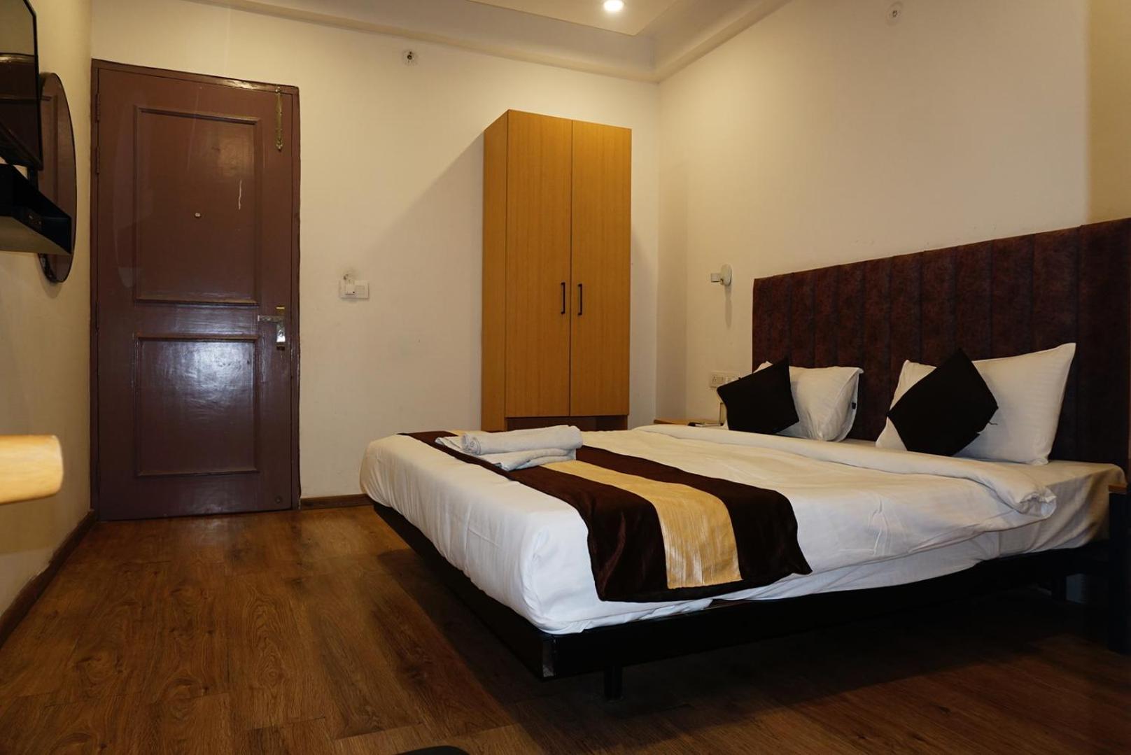 Tipsyy Inn 018 Гургаон Екстериор снимка