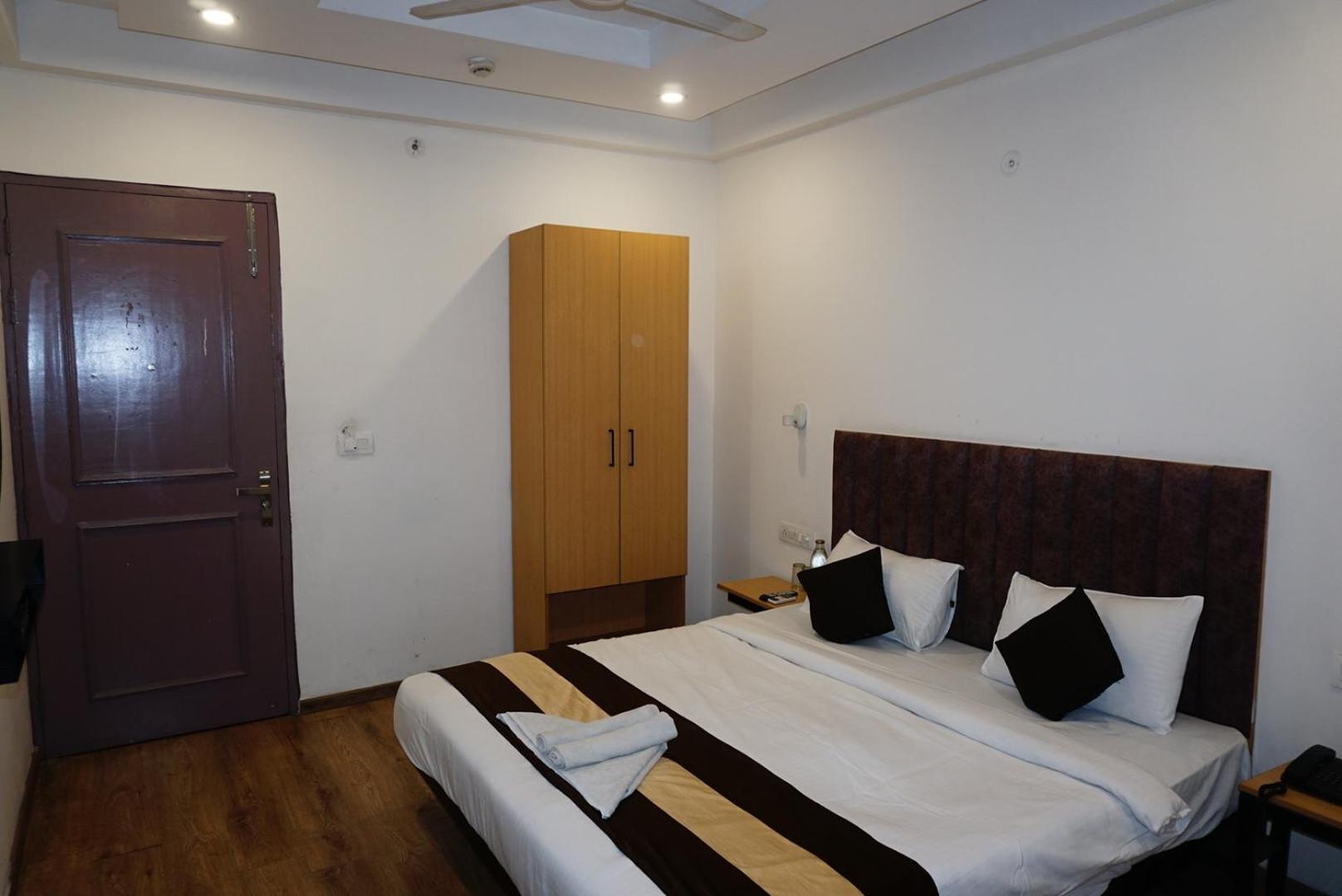 Tipsyy Inn 018 Гургаон Екстериор снимка