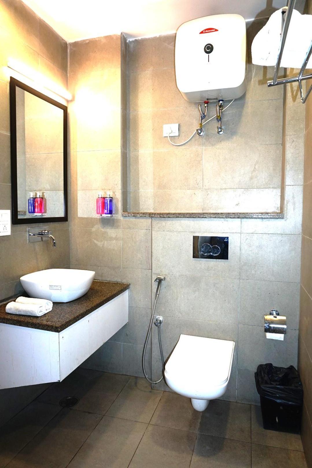 Tipsyy Inn 018 Гургаон Екстериор снимка