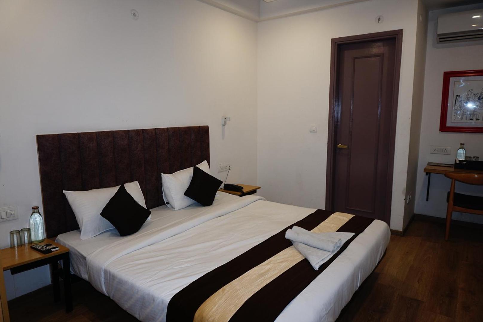 Tipsyy Inn 018 Гургаон Екстериор снимка