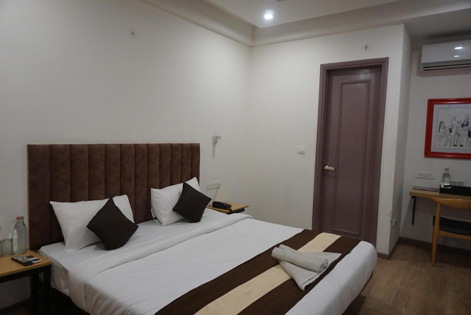 Tipsyy Inn 018 Гургаон Екстериор снимка